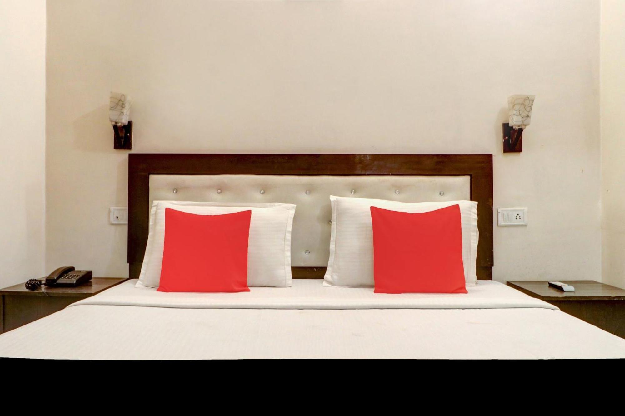 Capital O Divine Hotel Amritsar Exterior foto