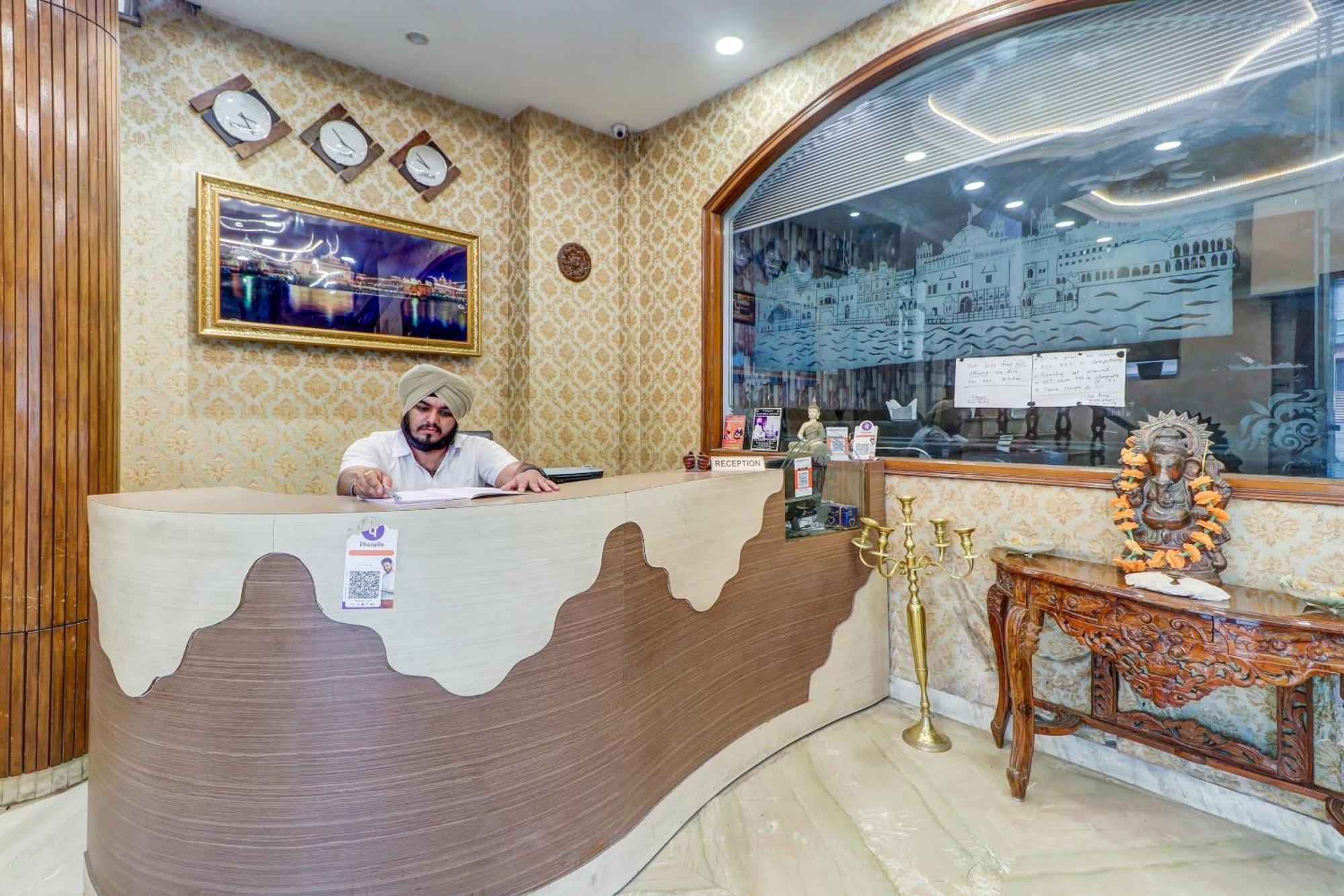 Capital O Divine Hotel Amritsar Exterior foto