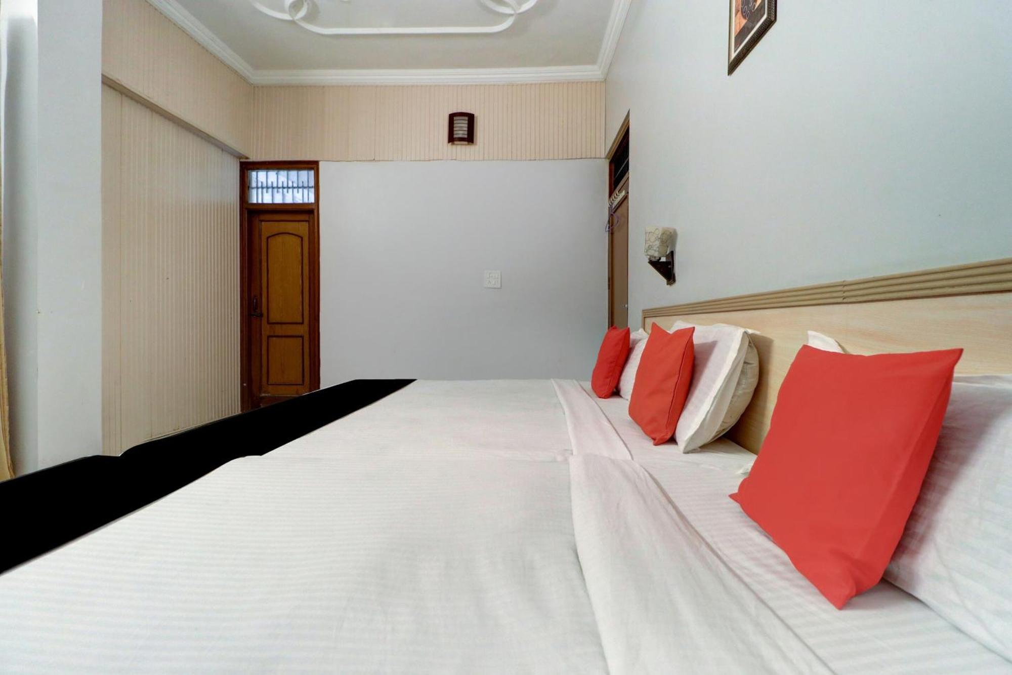 Capital O Divine Hotel Amritsar Exterior foto