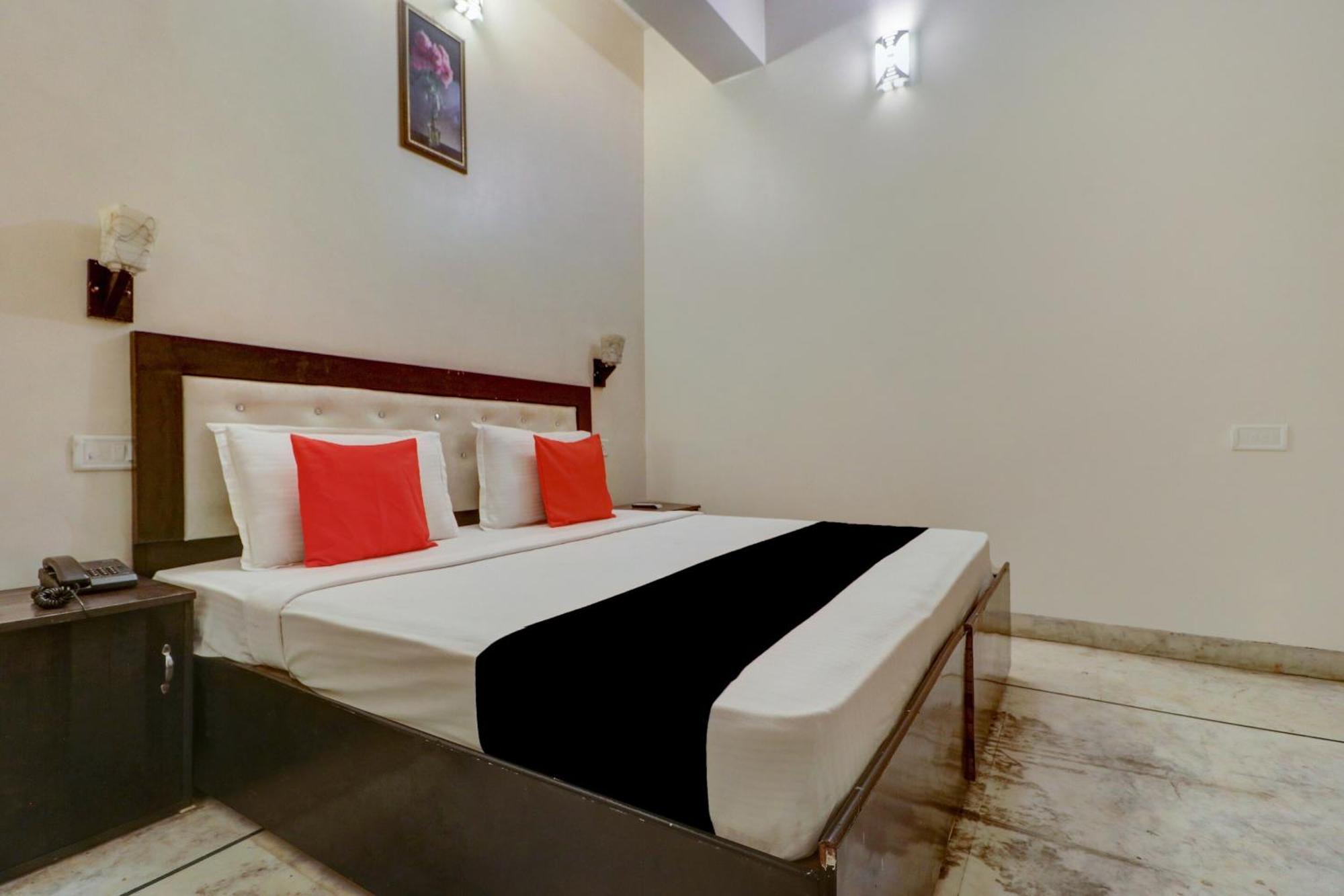 Capital O Divine Hotel Amritsar Exterior foto